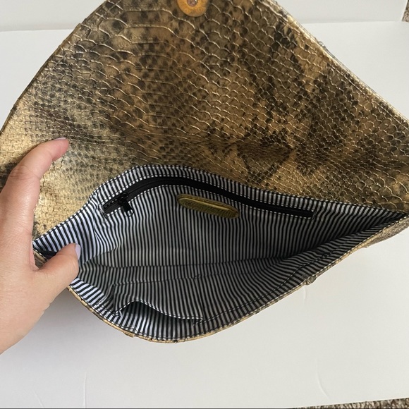 NWOT Urban Expressions Tan & Grey Snake Skin print embossed envelope clutch - Picture 6 of 7